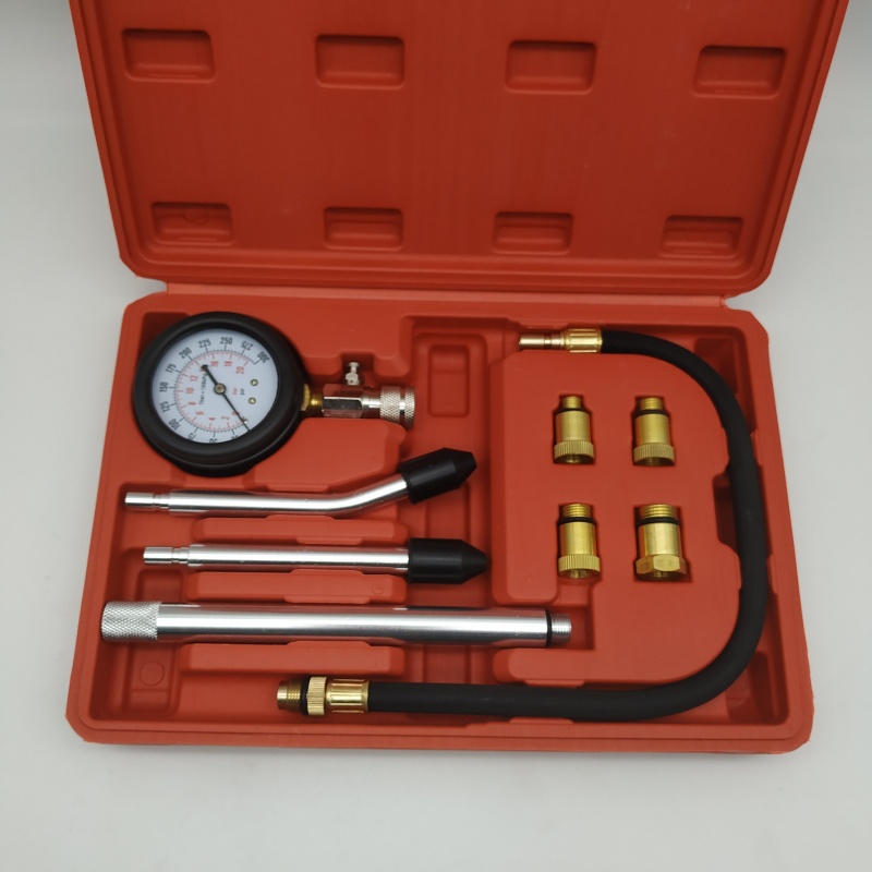 Высокоточный инструмент для проверки компрессии двигателя, используемый в автомобилях и мотоциклах.