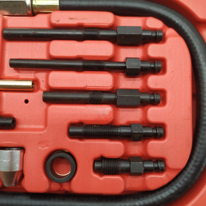 Высокоточный инструмент для проверки компрессии двигателя, используемый в автомобилях и мотоциклах.